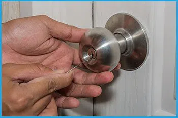 Lock Locksmith Services Chandler, AZ 480-612-9243 - 14-unlock-door